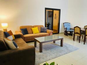 ein Wohnzimmer mit Sofas und einem Couchtisch in der Unterkunft LeCosy House in Dakar