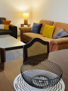 ein Wohnzimmer mit einem Tisch und einem Sofa in der Unterkunft LeCosy House in Dakar