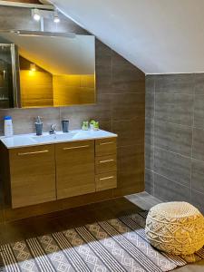 łazienka z umywalką i lustrem w obiekcie AgriSesto B&B w mieście Fregene