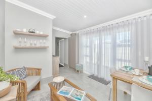 una sala de estar con un sofá y una mesa en RipTide Apartment on 28 Main Road Struisbaai, en Struisbaai