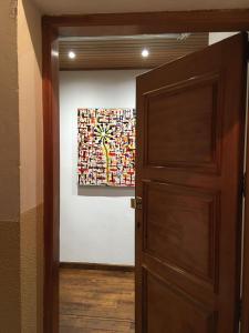 uma porta que dá para um quarto com uma pintura na parede em King Garfield House - Espaço de charme em Bragança em Brangança
