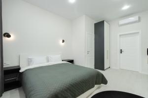 Ένα ή περισσότερα κρεβάτια σε δωμάτιο στο Smart hotel apartment with panoramic city view in Diplomat Hall