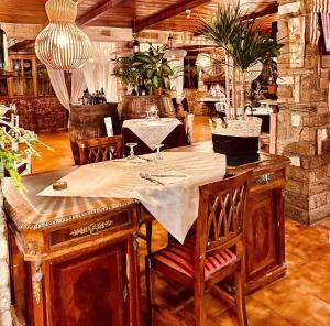 ein Esszimmer mit Tisch und Stühlen und ein Raum mit Tischen in der Unterkunft AgriSesto B&B in Fregene