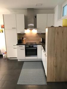Kuchyň nebo kuchyňský kout v ubytování Schöne Neubauwohnung mit Garten
