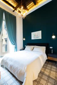 拿坡里的住宿－SUITE CASA FANZAGO，一间卧室设有一张蓝色墙壁的大床