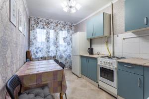  Кухня или мини-кухня в Standard Brusnika Apartment Sokol 5 