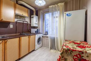 una cucina con lavatrice e asciugatrice in camera di Busines Brusnika Apartment Babushkiskaya 1 a Mosca