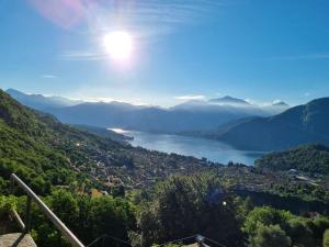 een uitzicht op een vallei met een meer en bergen bij Domus Alba Lenno in Lenno