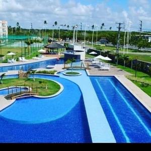 una gran piscina de agua azul en un complejo en PORTO DE GALINHAS- Muro Alto Condomínio Clube-B03, en Ipojuca