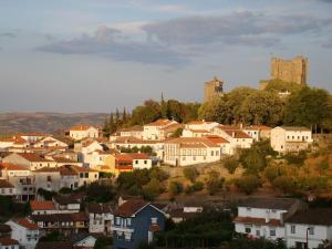 um grupo de casas numa colina com um castelo em King Garfield House - Espaço de charme em Bragança em Brangança