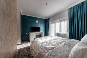 Un pat sau paturi într-o cameră la Suru Hotel & Restaurant