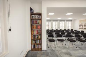 una sala conferenze con sedie e libri di Vila Greta by Hotel Ramonda a Rtanj