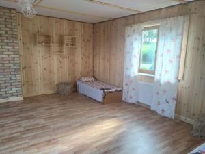 um quarto com uma cama e uma janela em Przy Trójstyku em Dubeninki