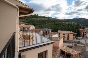 En balkon eller terrasse på Mochoruralhome matarraña suite
