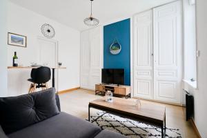 un salon avec un canapé et une table dans l'établissement Locations Boulogne sur mer, 2 personnes, Les Oyats, à Boulogne-sur-Mer