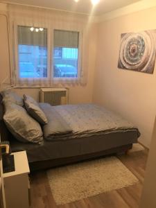 Posteľ alebo postele v izbe v ubytovaní Menta apartman