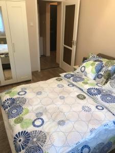 Posteľ alebo postele v izbe v ubytovaní Menta apartman