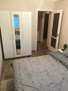 Posteľ alebo postele v izbe v ubytovaní Menta apartman