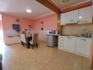 Kuchyň nebo kuchyňský kout v ubytování Apartmani Tomić 4*