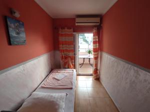 Postel nebo postele na pokoji v ubytování Apartmani Tomić 4*