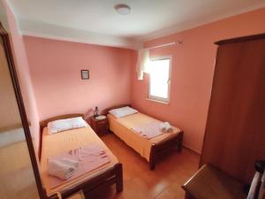 Postel nebo postele na pokoji v ubytování Apartmani Tomić 4*