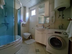 Koupelna v ubytování Apartmani Tomić 4*