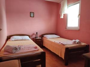 Postel nebo postele na pokoji v ubytování Apartmani Tomić 4*
