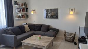 sala de estar con sofá y mesa de centro en Flateyri guesthouse en Flateyri