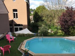 een zwembad in de achtertuin van een huis bij Le Clos de Jabanelle in Ciney