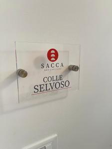 Una puerta blanca con un cartel. en B&B Sacca, en Lanciano