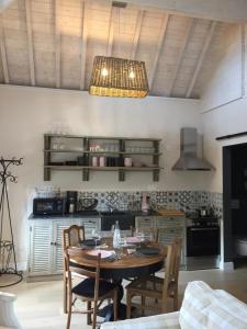 eine Küche mit einem Holztisch und einem Esszimmer in der Unterkunft Le Clos de Jabanelle in Ciney