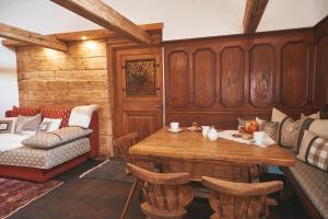 a living room with a table and a couch at Chalet Weiberle Hochschwab in Etmissl