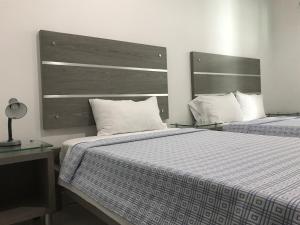 um quarto com 2 camas e uma secretária em Hotel Boutique San Rafael em Mariquita