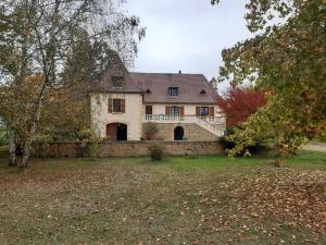 une grande maison avec un escalier dans une cour dans l'établissement Location de vacance au coeur du Périgord Noir, au Bugue