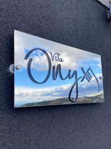 Certificato, attestato, insegna o altro documento esposto da Vila Onyx