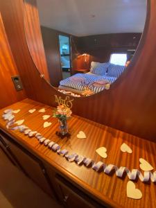 Ein Bett oder Betten in einem Zimmer der Unterkunft TraumZeitBoot Amavida Yacht auf dem Scharmützelsee Bad Saarow