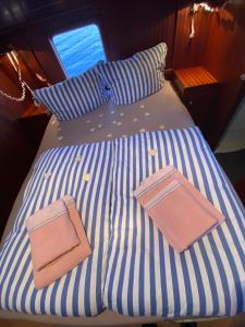 Ein Bett oder Betten in einem Zimmer der Unterkunft TraumZeitBoot Amavida Yacht auf dem Scharmützelsee Bad Saarow