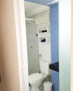 uma casa de banho com WC e uma parede de azulejos azuis em Lindo Apartamento com vista para o Mar - Mirante do Américo! em Angra dos Reis