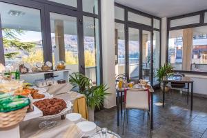 a breakfast room with a table with food on it at Hotel Chalet del Lago in Avigliana