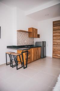 A kitchen or kitchenette at APARTASUITES 21 A