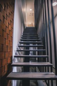 APARTASUITES 21 A في بيريرا: مجموعة من السلالم في مبنى مع مقاعد