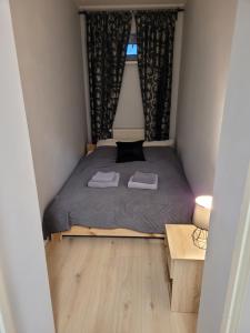 Postel nebo postele na pokoji v ubytování Apartamenty Cieplicka 20