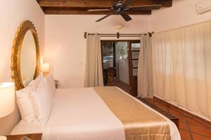 - une chambre avec un lit et un ventilateur de plafond dans l'établissement Hotel 1697 Loreto, à Loreto