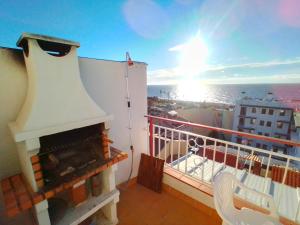 balcón con chimenea y vistas al océano en terraza al mar, en Pineda de Mar
