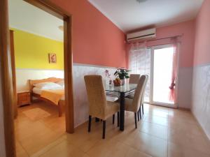 Postel nebo postele na pokoji v ubytování Apartmani Tomić 4*