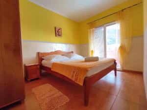 Postel nebo postele na pokoji v ubytování Apartmani Tomić 4*