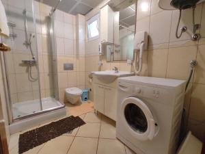 Koupelna v ubytování Apartmani Tomić 4* + 37 fotografií