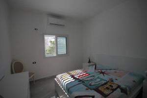 a bedroom with a bed and a window at Appartement cosy entre mer et ville avec parking gratuit a proximite in Netanya