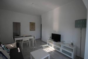 TV a/nebo společenská místnost v ubytování Appartement cosy entre mer et ville avec parking gratuit a proximite