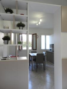 uma cozinha e sala de jantar com mesa e cadeiras em Morena Studio Apartment em Asolo
